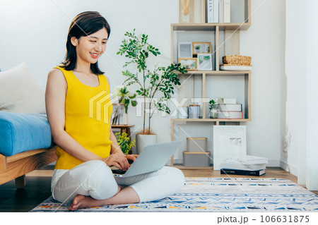 部屋でパソコンを見る女性 部屋でパソコンを見る女性 106631875