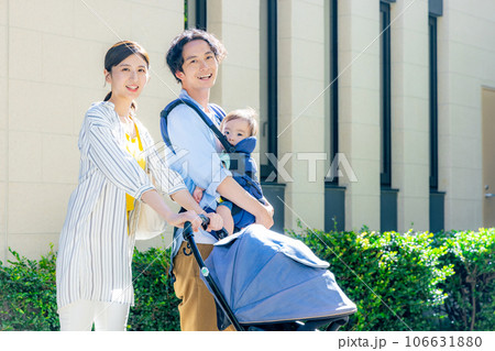 赤ちゃんを連れて歩くミドル夫婦 赤ちゃんを連れて歩くミドル夫婦 106631880