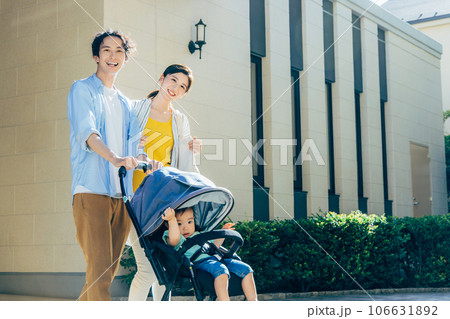 家族で出かける 家族で出かける 106631892