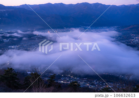 《埼玉県》秩父の雲海夜景・幻想的な風景 《埼玉県》秩父の雲海夜景・幻想的な風景 106632613
