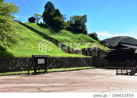 箱根町 箱根関所の遠見番所全景と江戸口千人溜 箱根町 箱根関所の遠見番所全景と江戸口千人溜 106632859