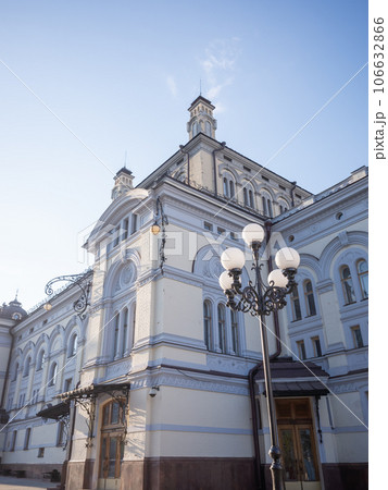 【ウクライナ】首都キーウにある国立オペラ劇場の外観と快晴の青空 106632866