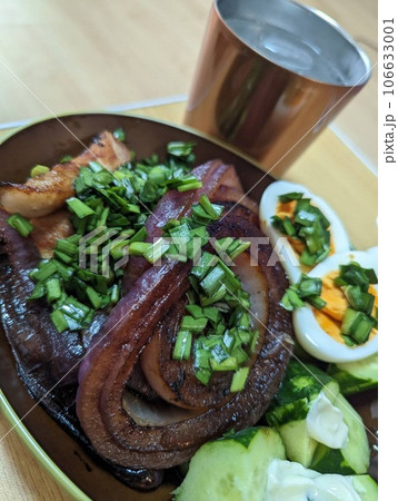 豚肉のニラポン酢和え　卵とキュウリを添えて 106633001