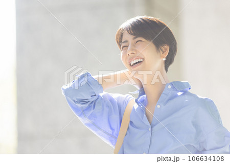 笑顔の女性ポートレート 106634108