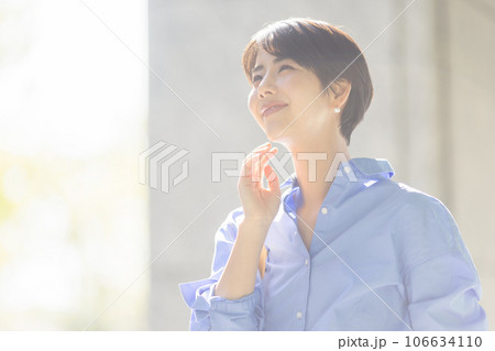 笑顔の女性ポートレート 106634110
