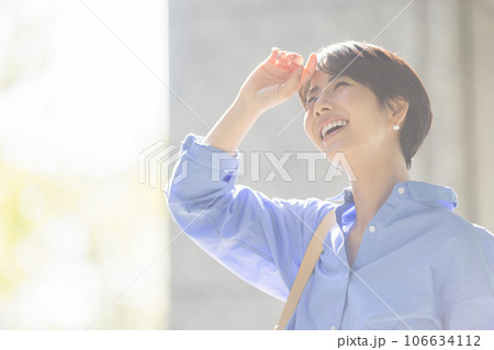 笑顔の若い女性 106634112