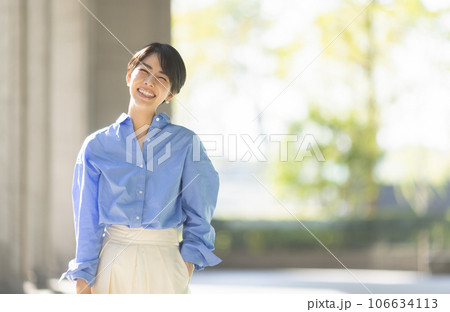 笑顔の女性ポートレート 笑顔の女性ポートレート 106634113