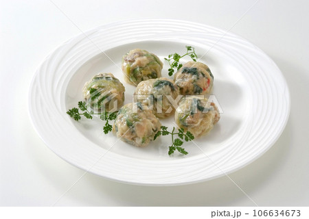 おいしい中華包み蒸し料理・海鮮すり身包み蒸し・おしゃれな白皿に盛られた包み蒸し料理 106634673