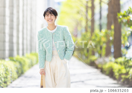 笑顔の女性ポートレート 106635203