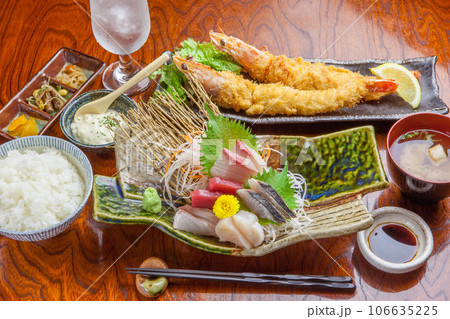 お刺身付きの特大エビフライ定食 106635225
