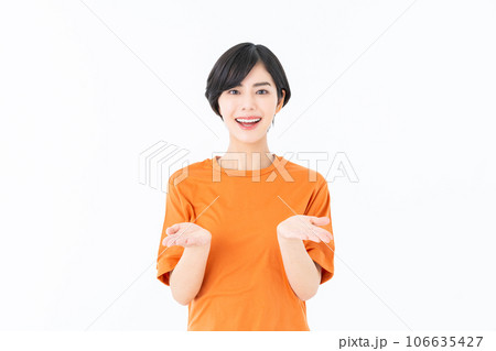 比較する若い女性 比較する若い女性 106635427