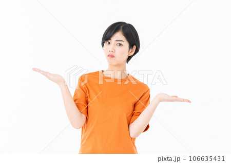 比較する若い女性 106635431