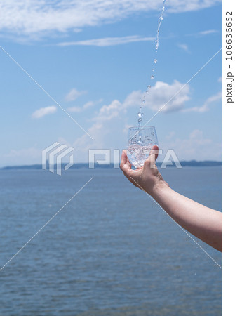 グラスに水を注ぐ グラスに水を注ぐ 106636652