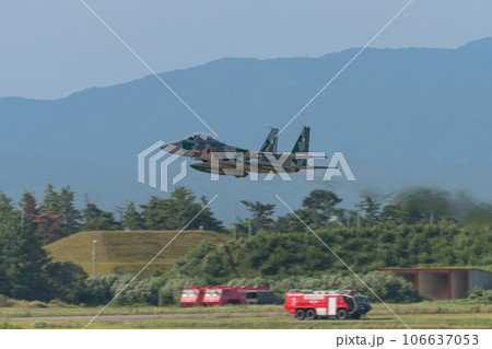 航空自衛隊飛行教導群F-15DJイーグル低空飛行 106637053