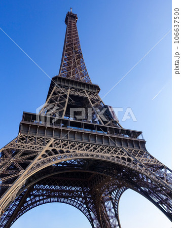 セーヌ川に架かるイエナ橋からエッフェル塔（パリ フランス） 106637500