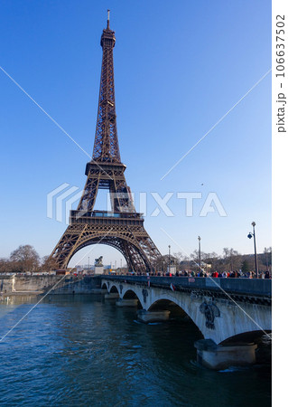 セーヌ川に架かるイエナ橋からエッフェル塔（パリ フランス） 106637502