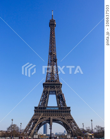 セーヌ川に架かるイエナ橋からエッフェル塔（パリ フランス） 106637503