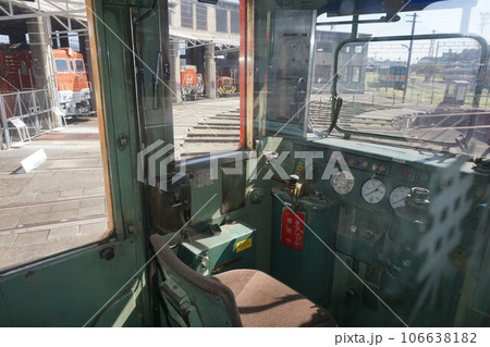 急行列車「キハ58形気動車」の運転席 106638182