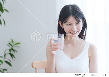 水を飲む女性 106638671