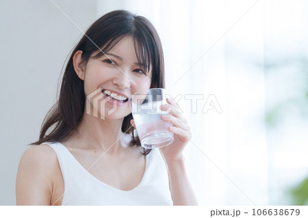 水を飲む女性 水を飲む女性 106638679