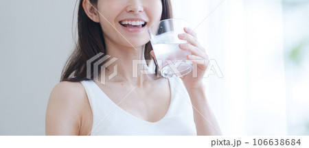 水を飲む女性 水を飲む女性 106638684