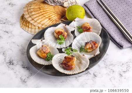 Grilled scallops shell with butter 106639550