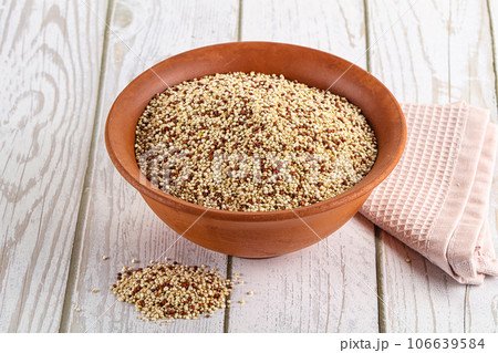 Raw dry quinoa cereal grain 106639584