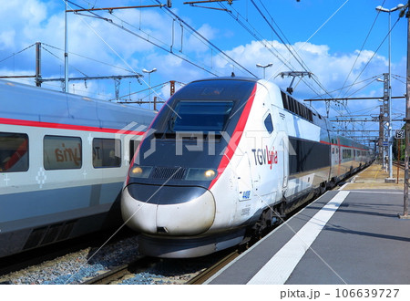 駅ホームに入線する、TGVリリア 106639727