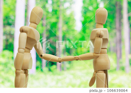 自然の中の友情:握手の喜び 自然の中の友情:握手の喜び 106639864