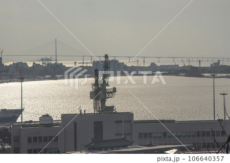 夕日に染まる仁川港 106640357