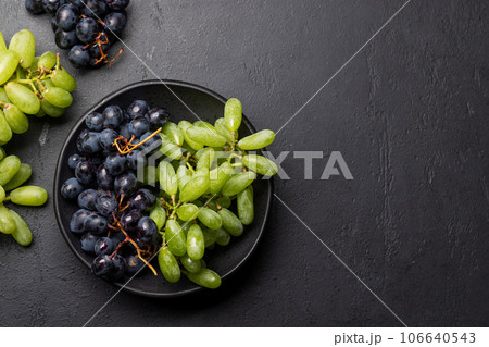 Various grapes on a table 106640543