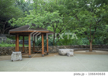 緑に囲まれた東屋 緑に囲まれた東屋 106640688