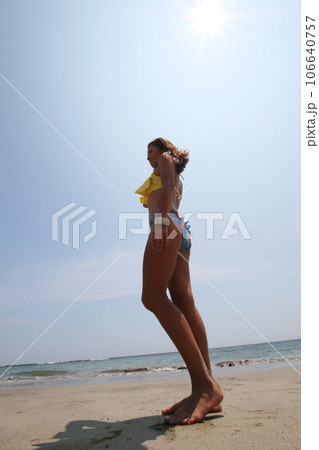 夏イメージ、砂浜に立つビキニ姿の女性 夏イメージ、砂浜に立つビキニ姿の女性 106640757
