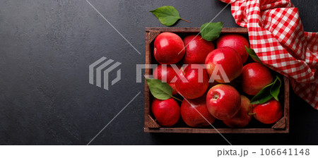 Wooden box with fresh red apples 106641148
