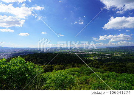 奈良若草山鶯塚古墳山頂から京都方面の爽快な景色・雲の影 106641274