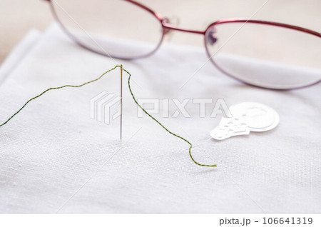 老眼鏡を使って針仕事 老眼鏡を使って針仕事 106641319