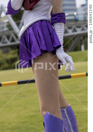 セーラー服のコスプレをした女性の綺麗な太もも 106641540