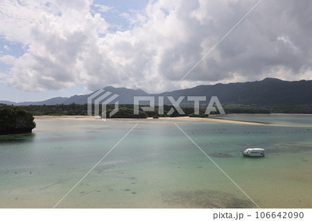 川平湾の美しいサンゴ礁の海 106642090