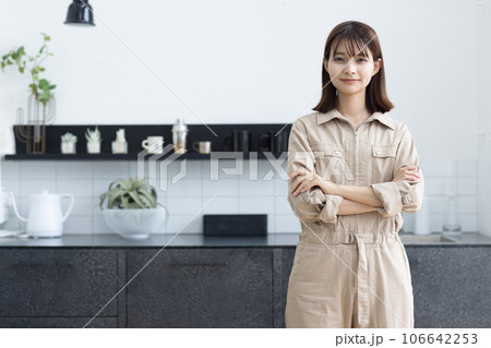 キッチンに立つ作業着の女性 106642253