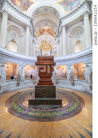 Tomb of Napoleon at Les Invalides. Keep the mortal remains of Napoleon following their repatriation to France from Saint Helena in 1840, Paris, France 106642254