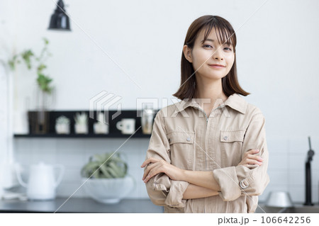 キッチンに立つ作業着の女性 106642256