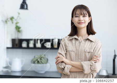 キッチンに立つ作業着の女性 106642257