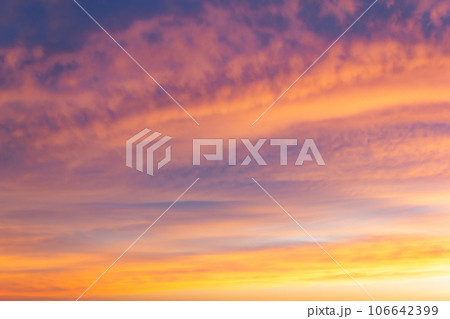 オレンジ色に染まる夕焼け空 オレンジ色に染まる夕焼け空 106642399