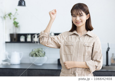 キッチンに立つ作業着の女性 106642408