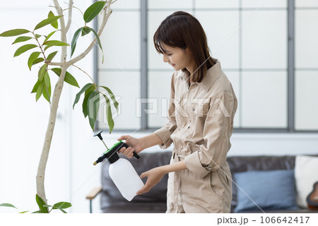 植物を手入れする作業着の女性 106642417