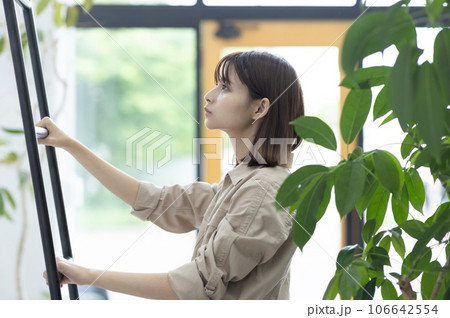 かわいい作業着の女性 106642554