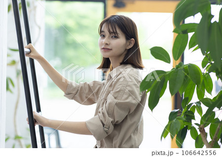 かわいい作業着の女性 106642556