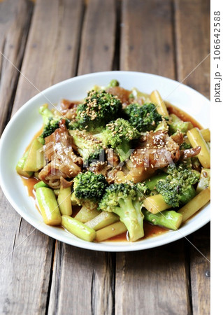 ブロッコリーとアスパラと豚肉のオイスター炒め 106642588