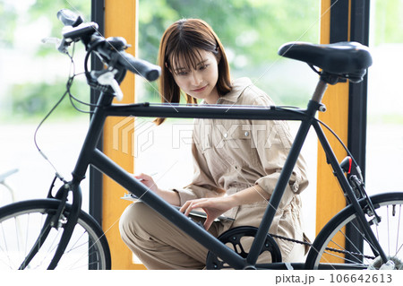 自転車を修理するスタッフの女性 自転車を修理するスタッフの女性 106642613