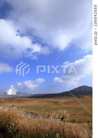 秋の草千里ヶ浜の風景 ( 2021年11月 / 熊本県 阿蘇市 ) 秋の草千里ヶ浜の風景 ( 2021年11月 / 熊本県 阿蘇市 ) 106642669